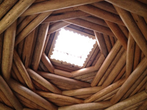 ログハウスの天井は、こんなに複雑に組まれているんです！